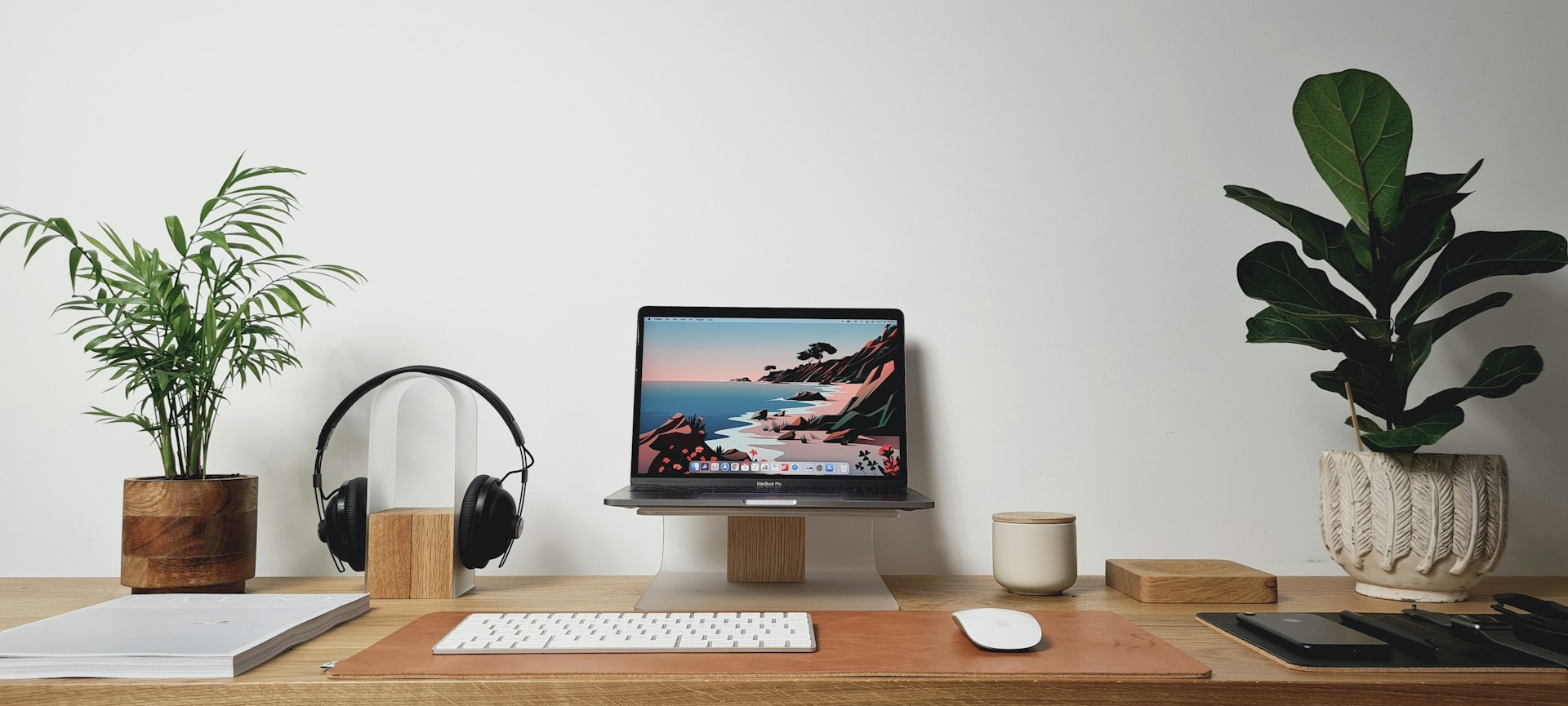 Una scrivania ordinata con un computer e delle piante