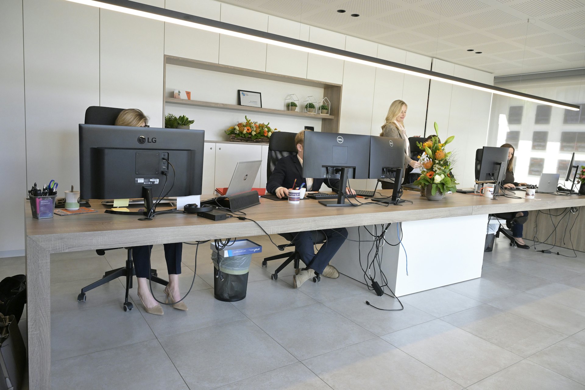 Un ufficio open space luminoso con persone al lavoro